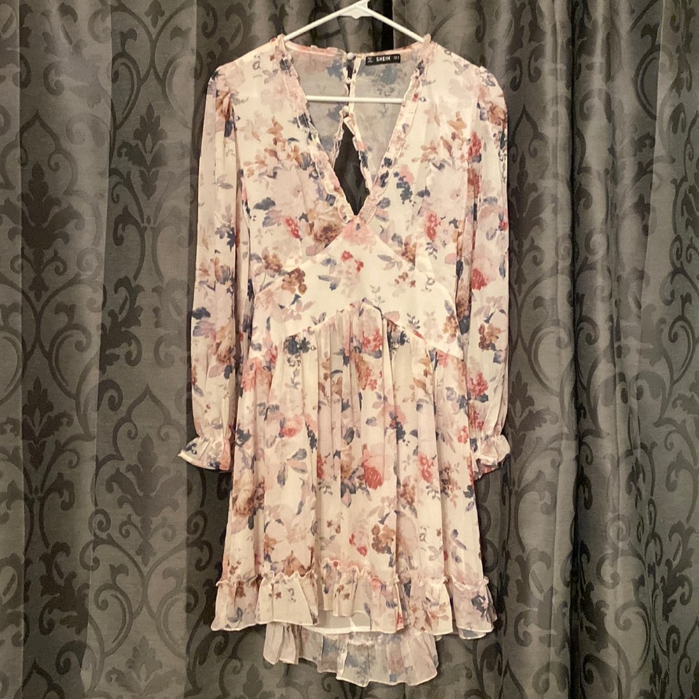 🆕 SHEIN White Floral Long Sleeve with Open Back